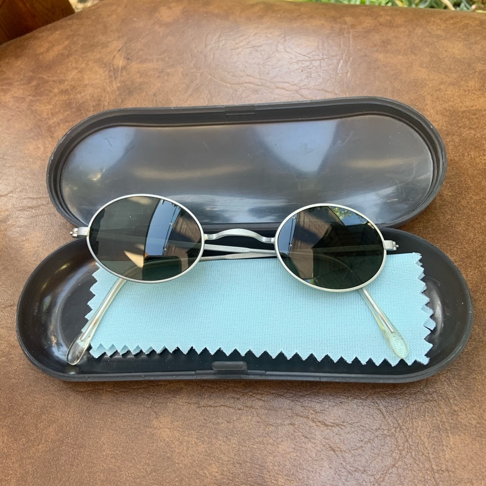 Retro small oval framed sunglasses